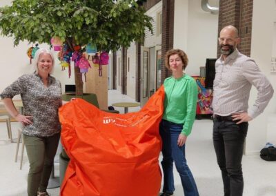 WY.architecten - overhandigen presentje